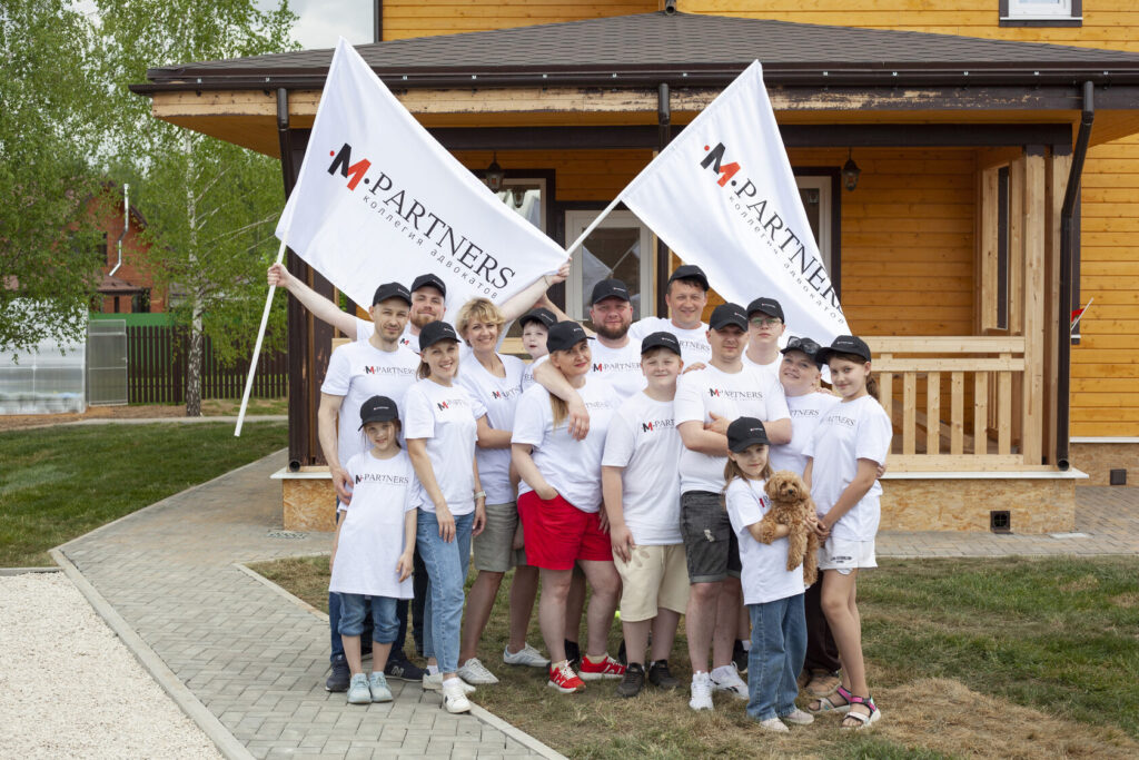 31 мая коллегия адвокатов «M-PARTNERS» отметила праздник Дня адвокатуры в тёплой домашней атмосфере в семейном кругу.